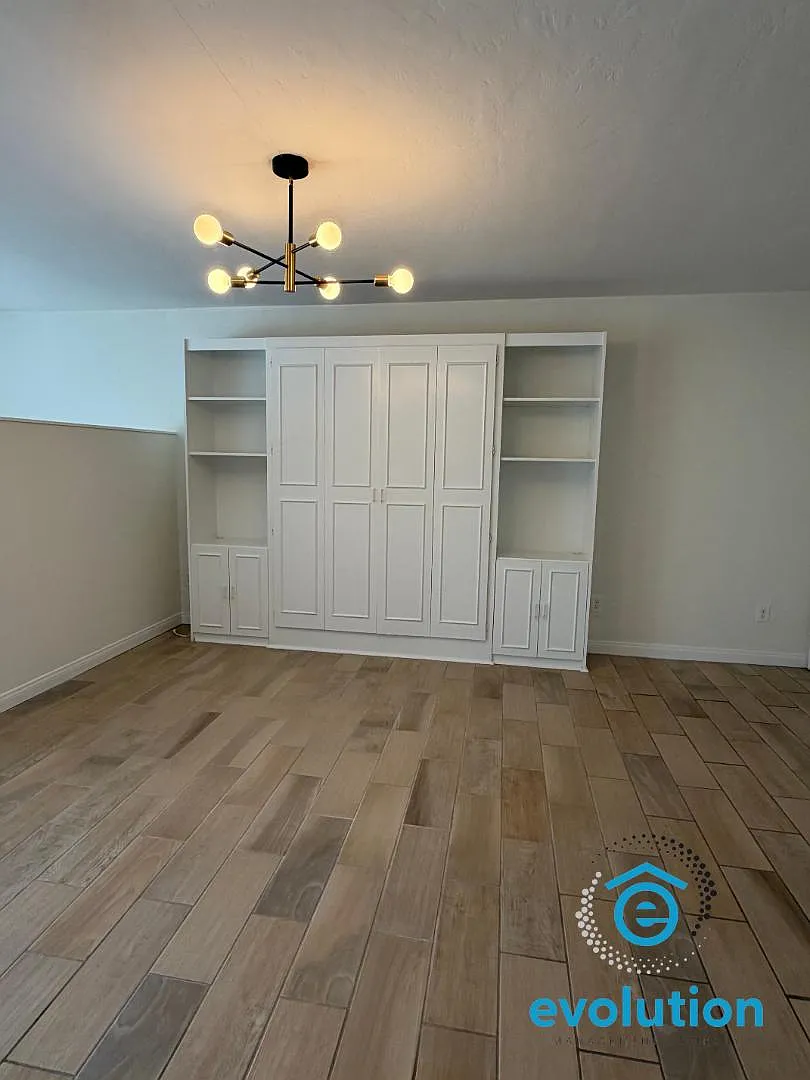 1111 Adella Ave - Unit L — Photo 3