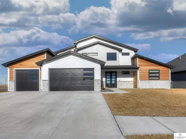28506 Jessie Cir, Valley, NE 68064