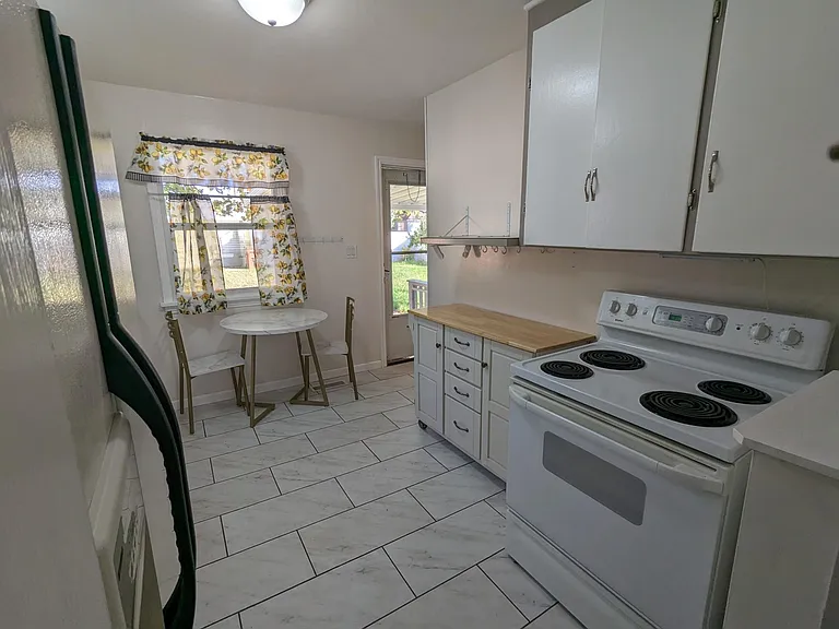2404 W Kiernan Ave — Photo 20