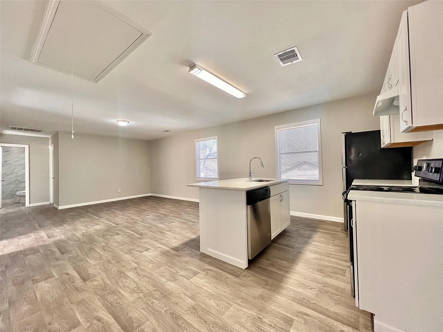 3 bed, 2.0 bath, 943 sqft, $1,350 — Photo 1