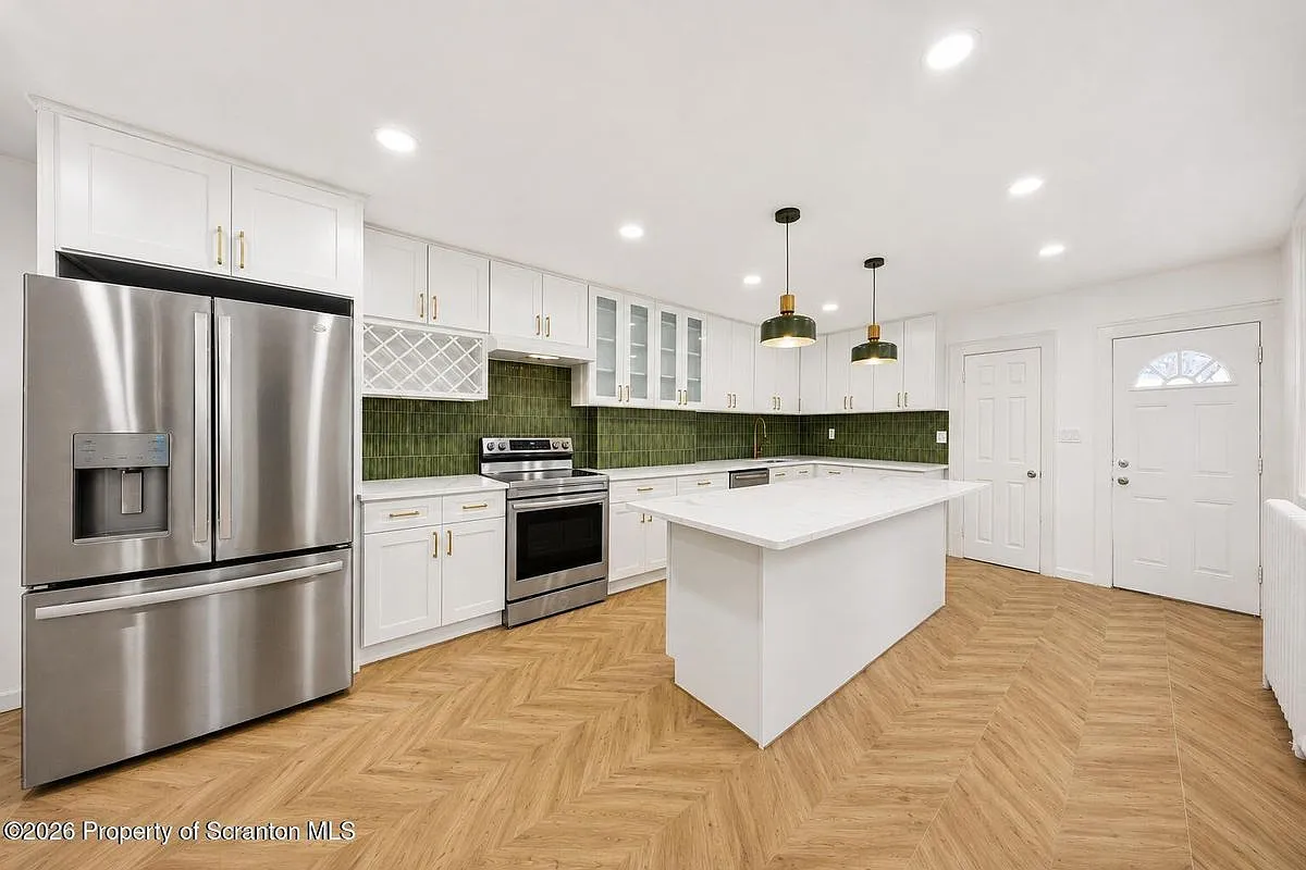 5 bed, 2.5 bath, 1800 sqft, $2,095 — Photo 1
