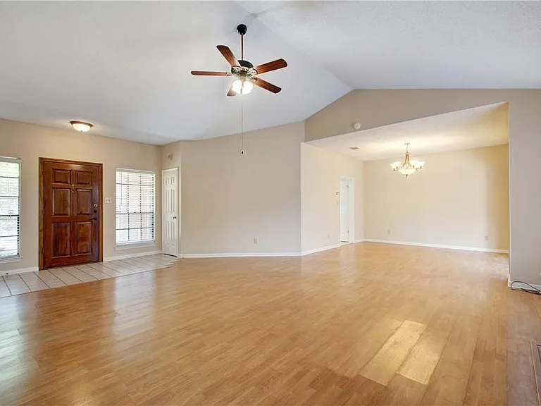 1713 Woodwind Ln — Photo 2