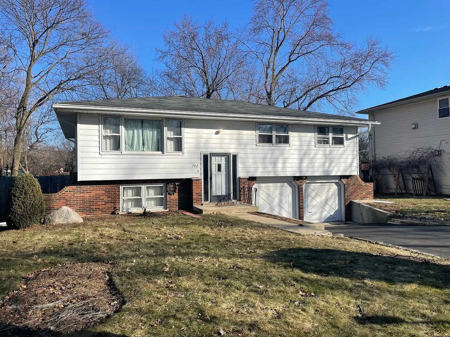 29W342 Lee Rd photo 1