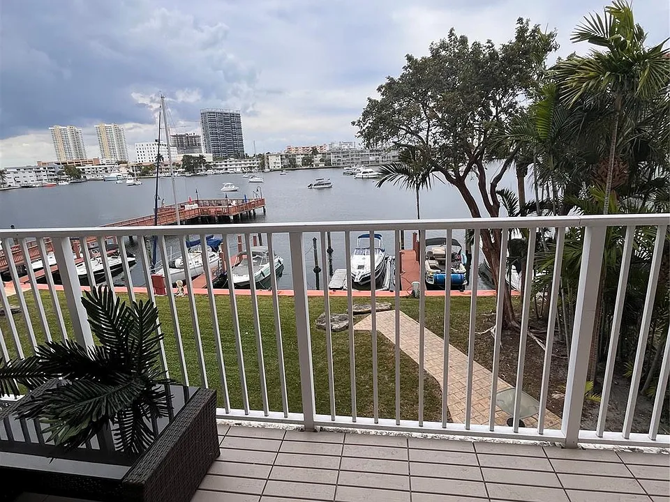 400 Golden Isles Dr #20