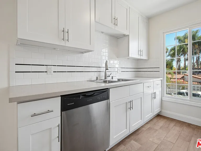 7209 Willoughby Ave #16 — Photo 8