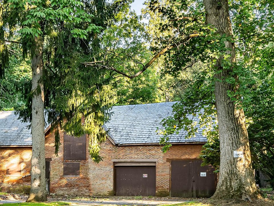 1st image of 110 Gatehouse Dr