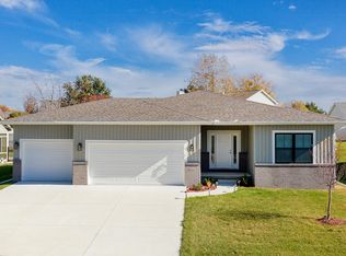 2910 Lone Oak Rd, Bloomington, IL 61705