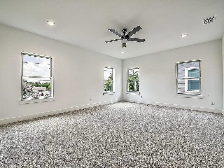 1632 Davis Ave — Photo 10