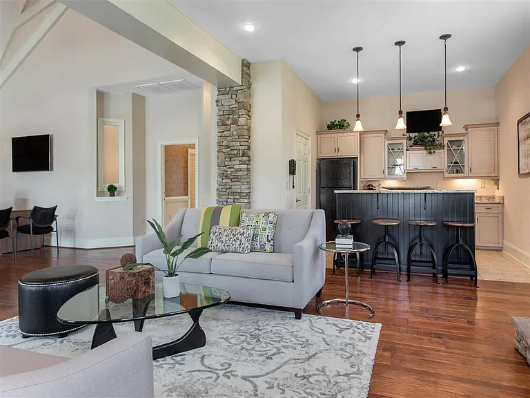 Ashley Court Apartments — Photo 13