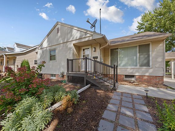 2nd image of 805 9th Ave NE