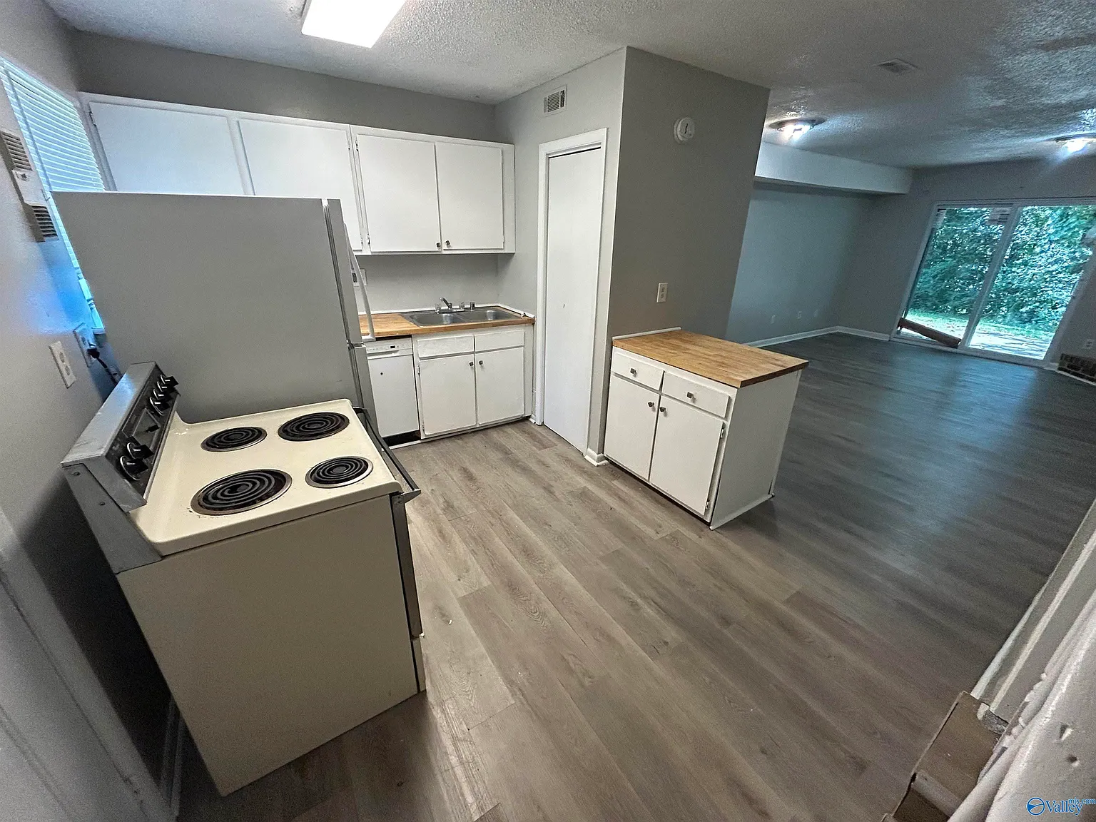2 bed, 1.5 bath, 975 sqft, $900 — Photo 2