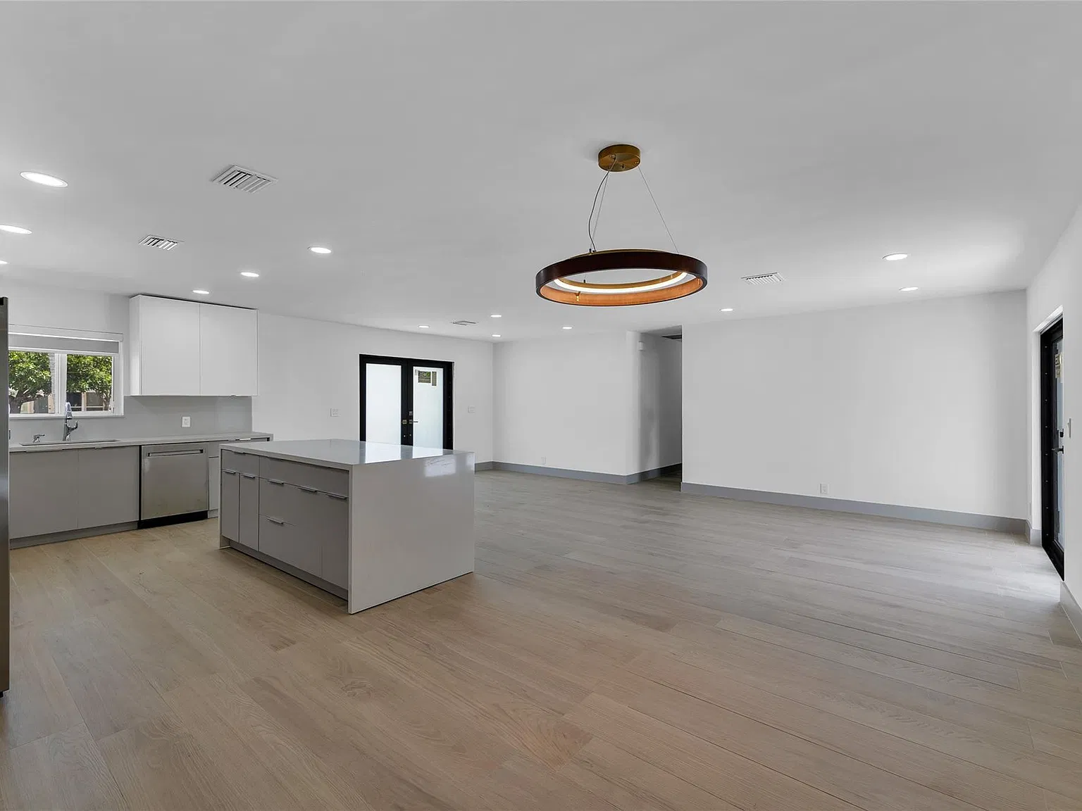 4 bed, 2.0 bath, 1767 sqft, $5,000 — Photo 4