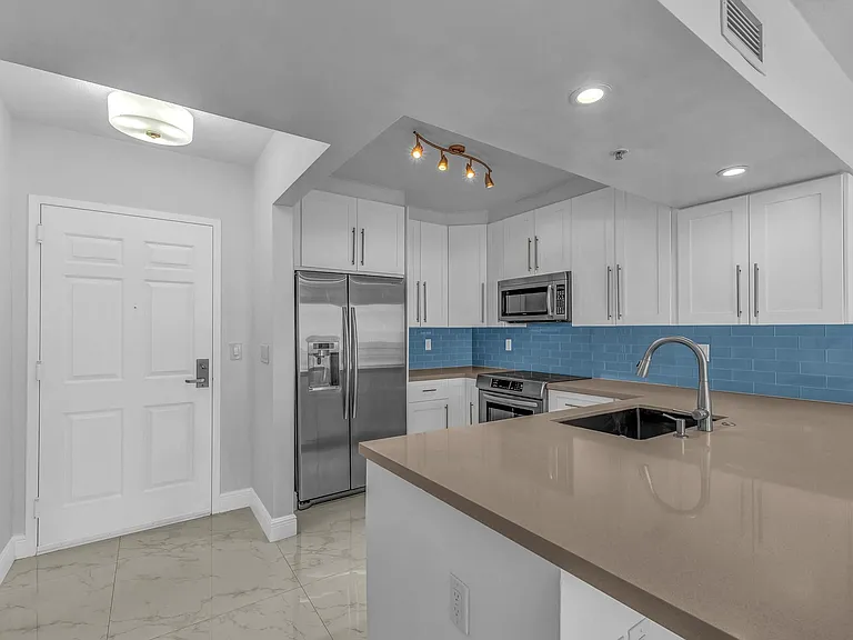 3020 NE 32nd St #905 — Photo 6