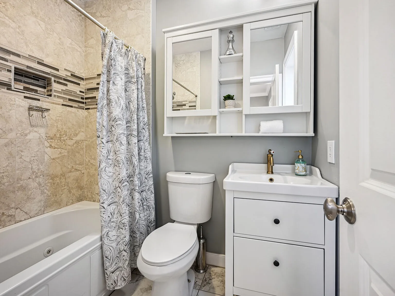 2 bed, 740 sqft, $2,850 — Photo 3