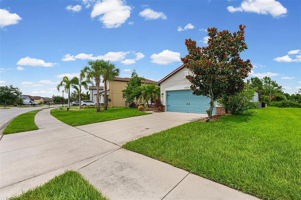 4 bed, 3.0 bath, 1972 sqft, $3,200 — Photo 3