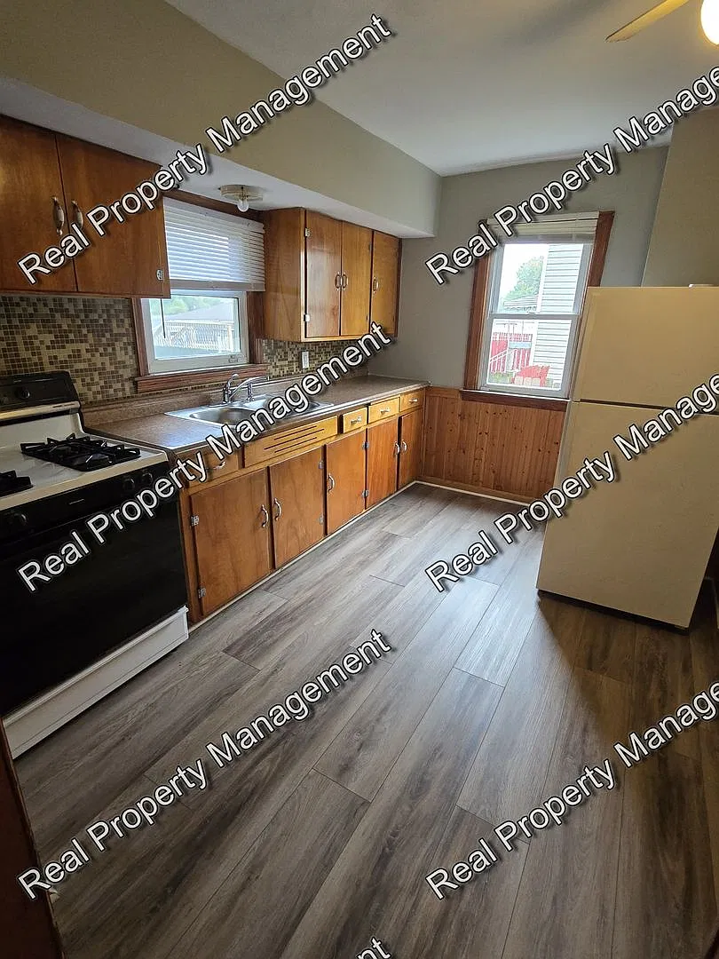Updated 2 Bedroom Home — Photo 4