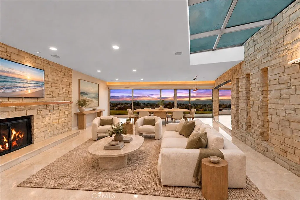 4 bed, 3.5 bath, 3700 sqft, $19,850 — Photo 1