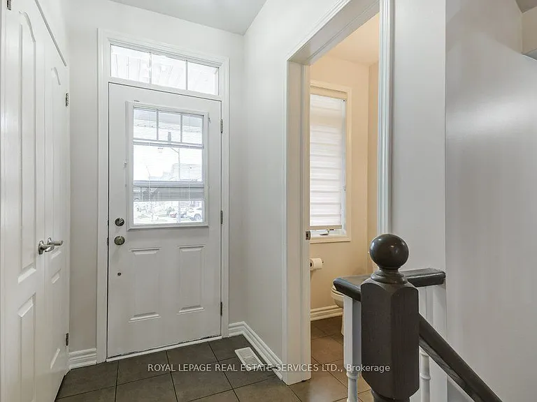 329 Gooding Cres — Photo 3