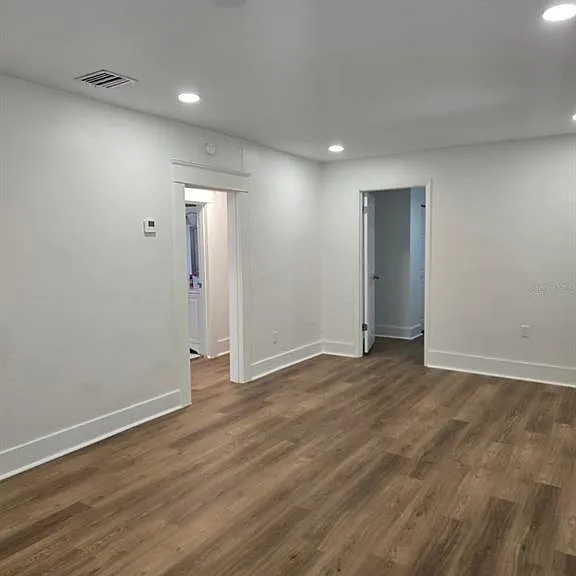 709 E James St — Photo 2