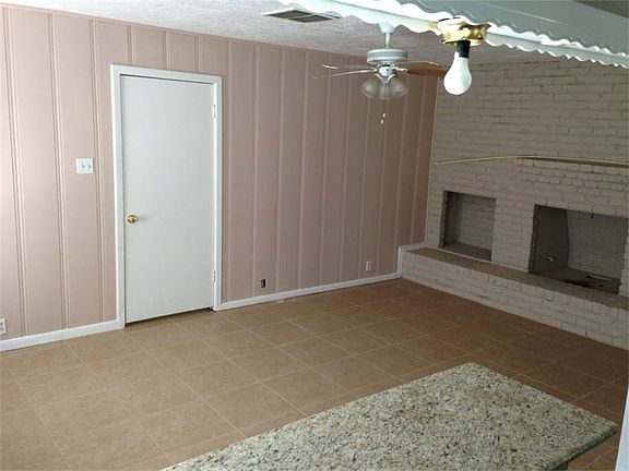 Nice Den with FirePlace