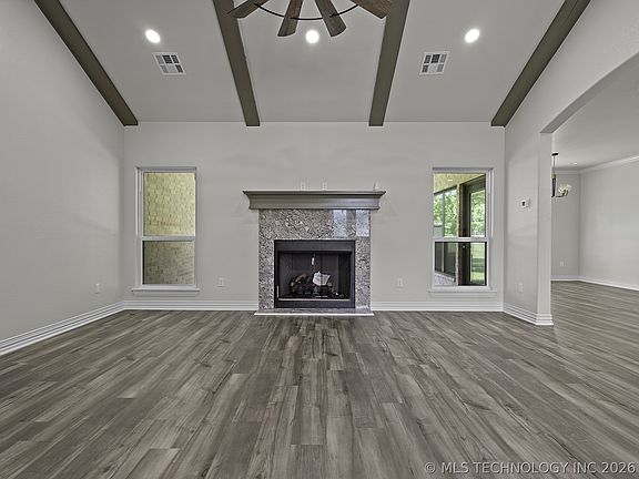5th image of 40 Whipperwill St