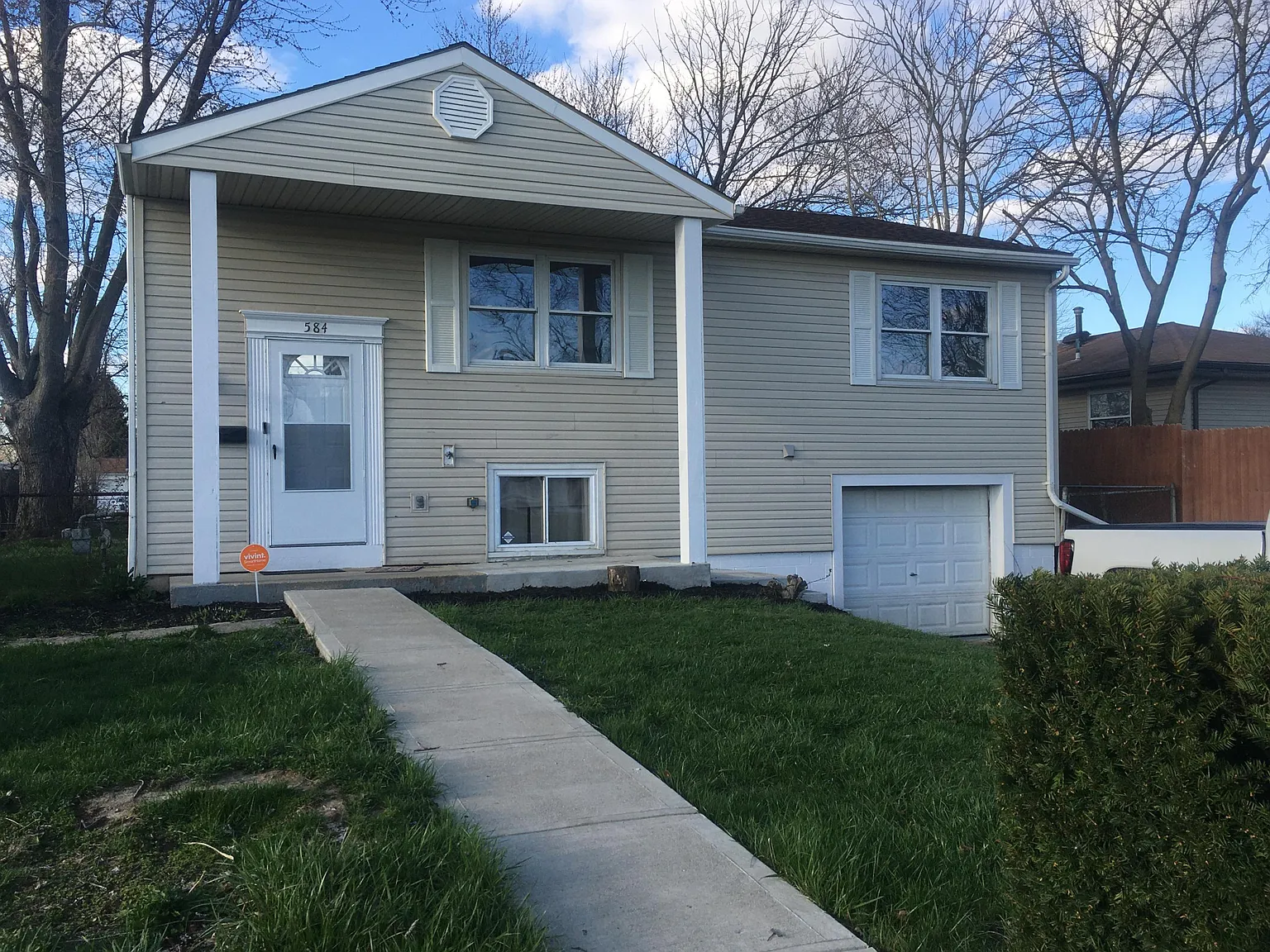 584 Harland Dr photo 1