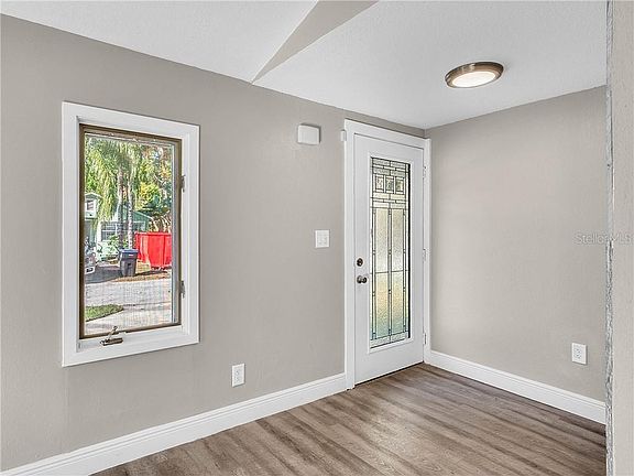 5th image of 2037 Chamberlin St