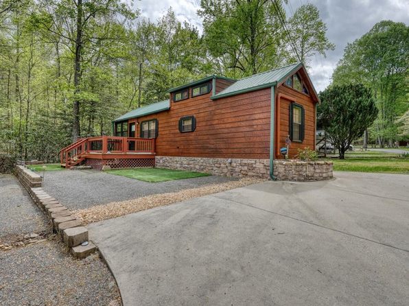 1095 Creekside Dr, Hiawassee, GA 30546