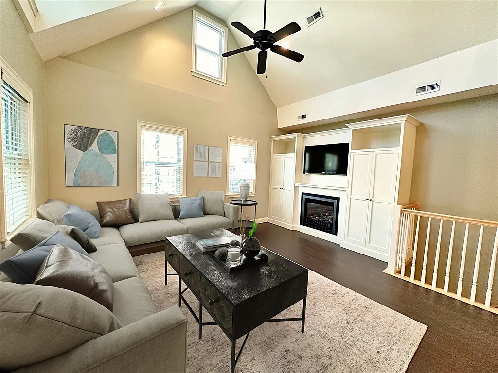 2 bed, 2.0 bath, 1343 sqft, $3,300 — Photo 2