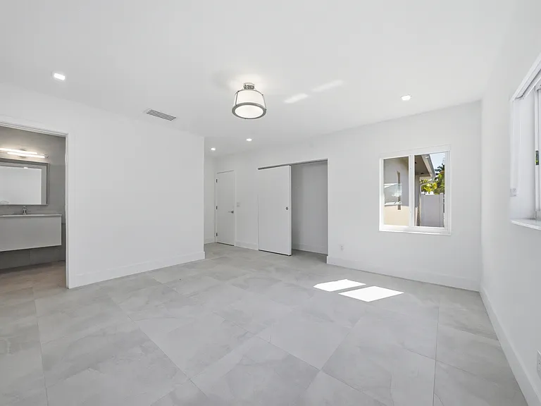 2001 NE 17th Way — Photo 13