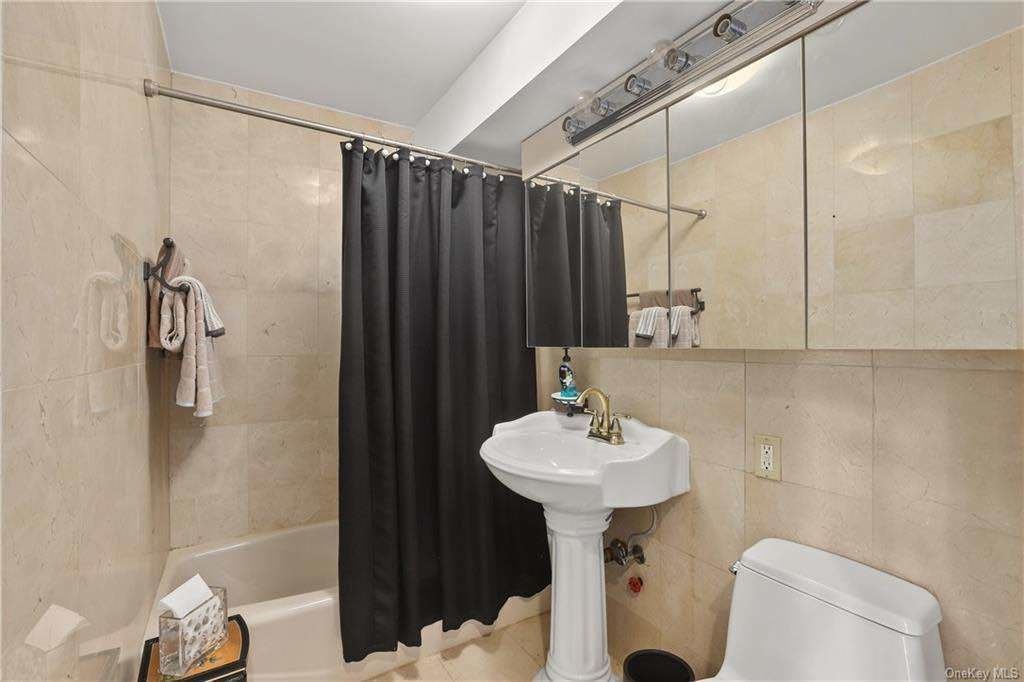 3 Bed 3 Bath Property, New York • 1,818 Sq Ft