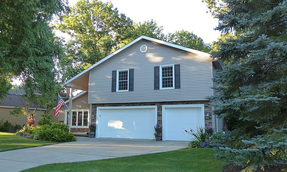 1st image of 20775 Parkwood Ln