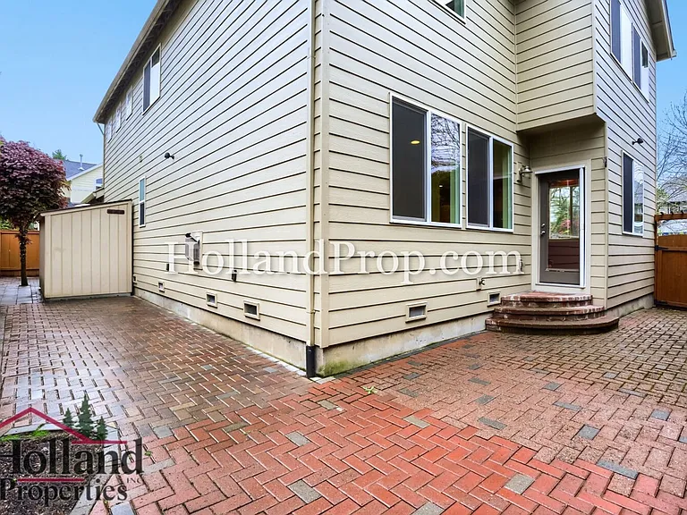 319 NW Wildwood St — Photo 27