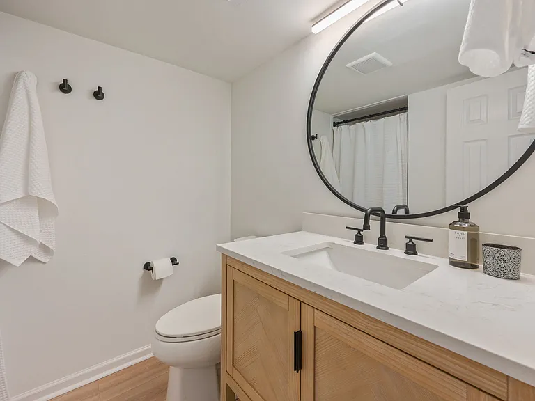 1002 High Grove Ct #B — Photo 3