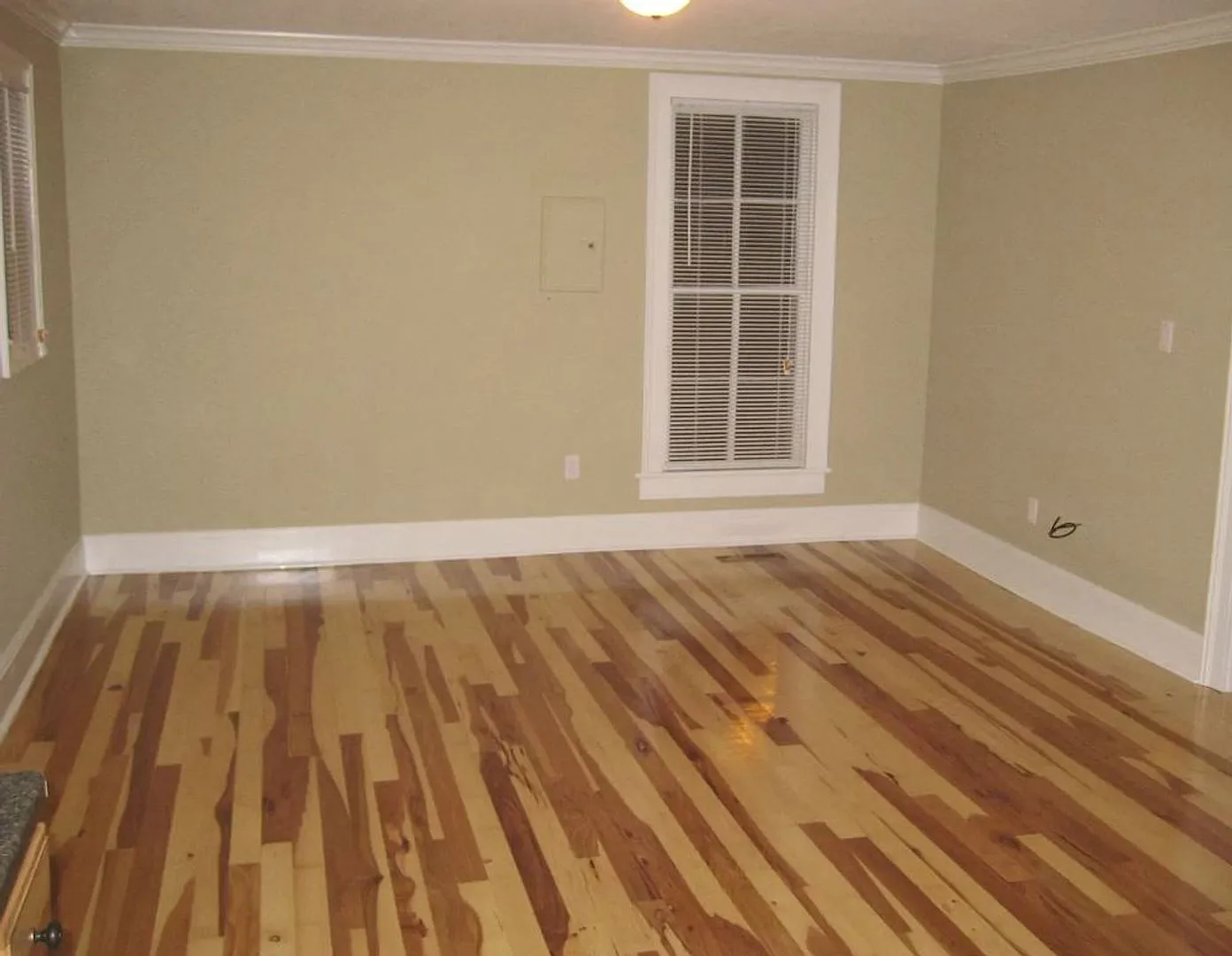 845 1/2 E. 10th Street — Photo 2