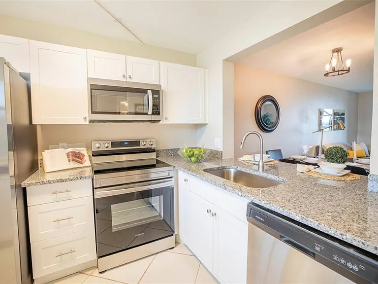 2049 Skimmer Ct W — Photo 2
