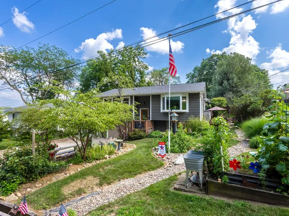 204 Chestnut St, Le Claire, IA 52753