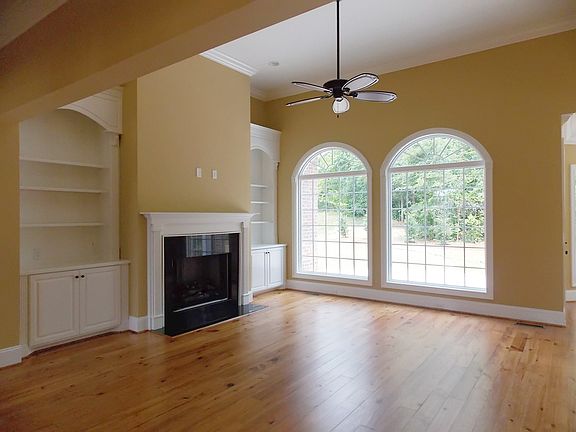 Living Room w/gas log FP