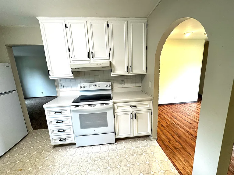 2405 W Carriage Ln — Photo 9