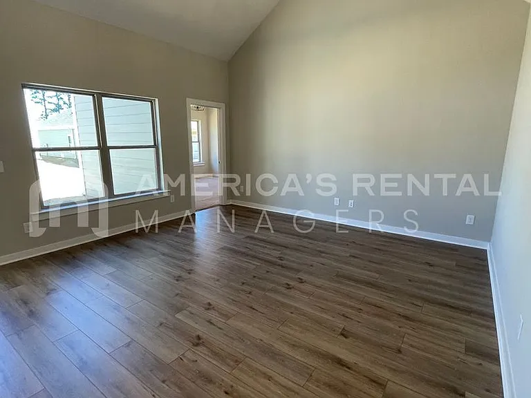 2124 Sullivan Dr — Photo 4