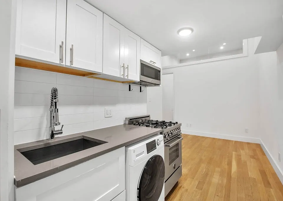 220 E 22nd St #GLE
