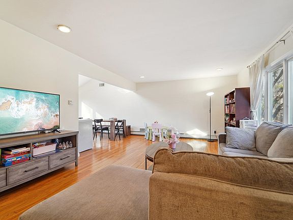 4th image of 324 Brook St #324