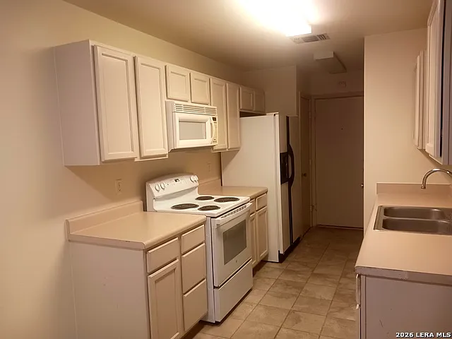 3 bed, 2.5 bath, 1348 sqft, $1,600 — Photo 4