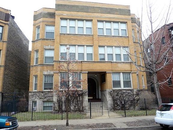 3rd image of 914 W Belle Plaine Ave