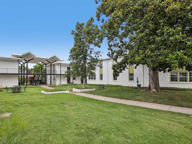 Chateau Apartments - Newly Renovated 1, 2 & 3-Bedrooms at 24th & Hillsboro Village — Photo 14