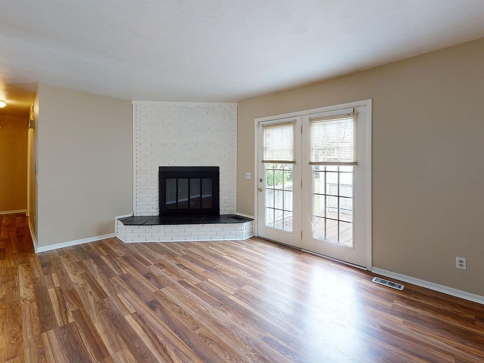 1st image of 2737 Stoneleigh Dr #2737