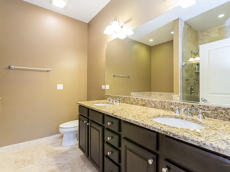 2450 W Montrose Ave #2W — Photo 11
