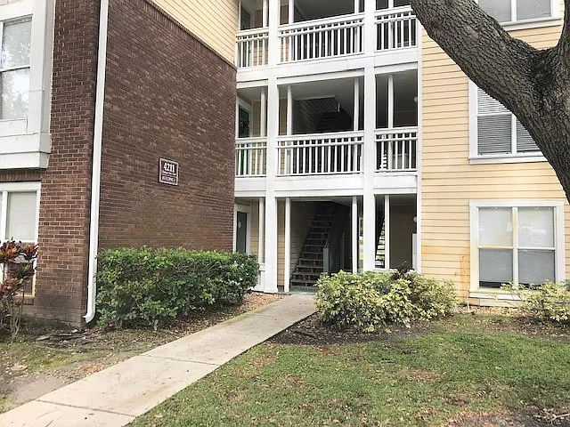 4211 Chatham Oak Ct #102