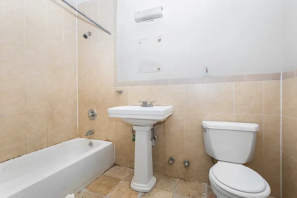 Rented by Safdie Realty Group | media 2