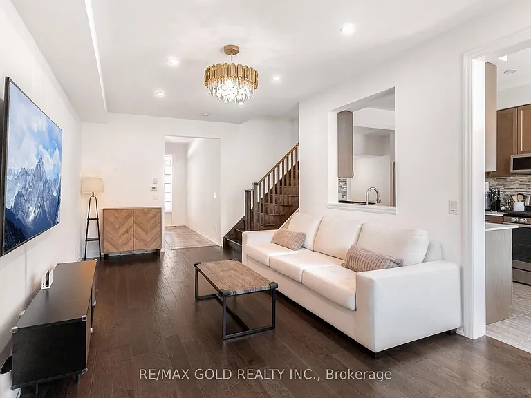 112 Hanson Cres — Photo 12